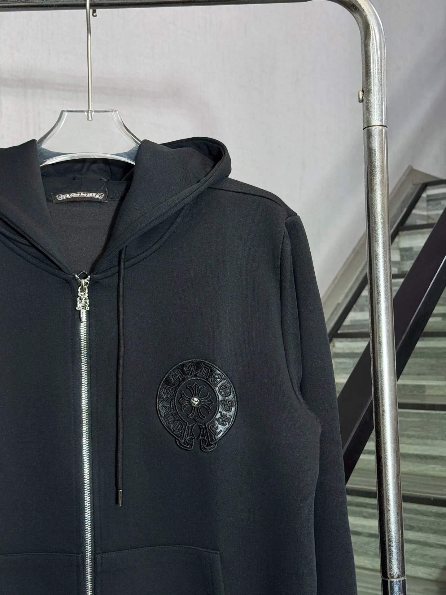 P330 model number: HE387 Chromehearts-Chrome heart embroidered leather label hooded jacket The fabric is made of 450g high-weight pure cotton composite fabric. The upper body of the fabric is smooth and three-dimensional, with a soft hand feel. The overall clothing is made of heavy embroidery + laser cutting patches + customized original Croxinliutin. The workmanship of the clothes is very heavy, and the details are well controlled. The original hardware sliders and zippers are customized, and the hat is also heavily embroidered. The overall effect is excellent. The original original label, three complete labels, large factory workmanship, Kuaishou Internet celebrity Xiaohongshu popular.  Color: Black Size: S M L XL